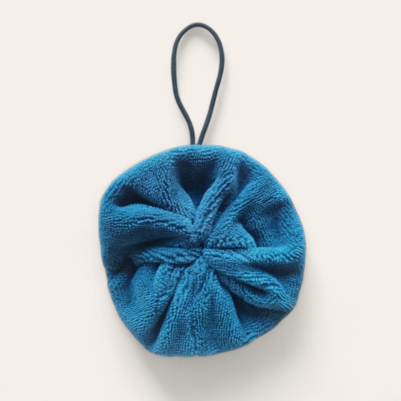 Fleur de douche bleu pétrole en éponge de bambou, coté doux