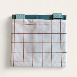 Sac à tarte à carreaux terracotta et beige, pratique et réutilisable pour transporter vos tartes maison.