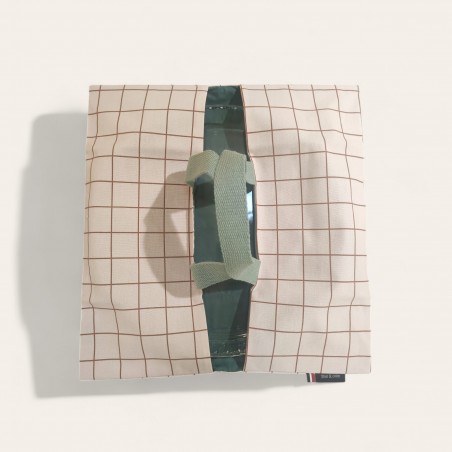 Détail du tissu à carreaux du sac à tarte, conçu en coton robuste et facile à nettoyer.