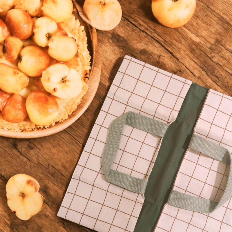 Sac à tarte à carreaux terracotta et beige, pratique et réutilisable pour transporter vos tartes maison.