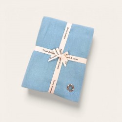 Torchon en coton bleu ciel – Ambiance déco rustique avec vaisselle en arrière-plan