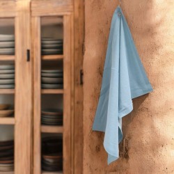 Torchon en coton bleu ciel – Ambiance déco rustique avec vaisselle en arrière-plan