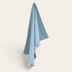 Torchon en coton bleu ciel – Ambiance déco rustique avec vaisselle en arrière-plan