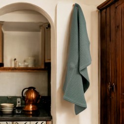 Torchon nid d’abeille vert – Élégance naturelle dans une cuisine rustique et chaleureuse