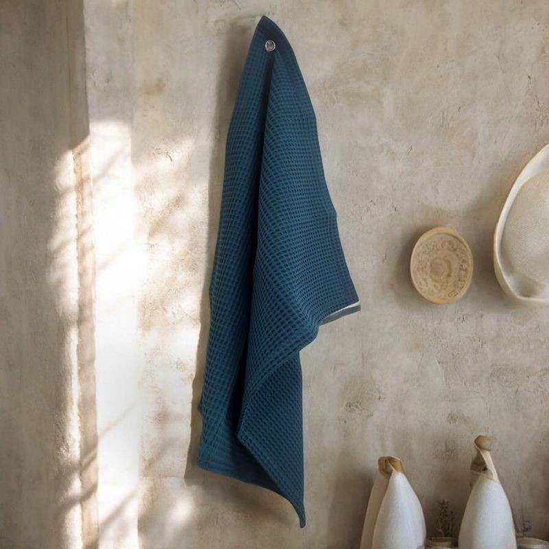 Torchon en nid d’abeille couleur pétrole – Ambiance déco mur en pierre