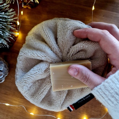 fleur de douche et savon jolie frimousse dans le coffret rituel du bain