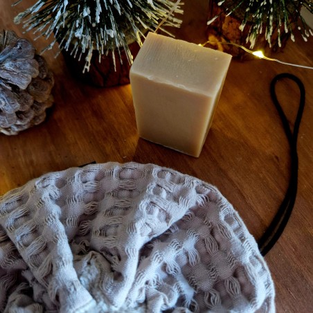 fleur de douche sable coté exfoliant en nid d'abeille avec le savon jolie frimousse
