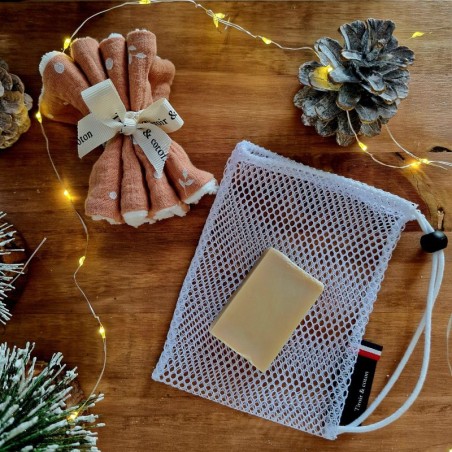 Lingettes, filet à savon et savon jolie frimousse dans le coffret routine visage