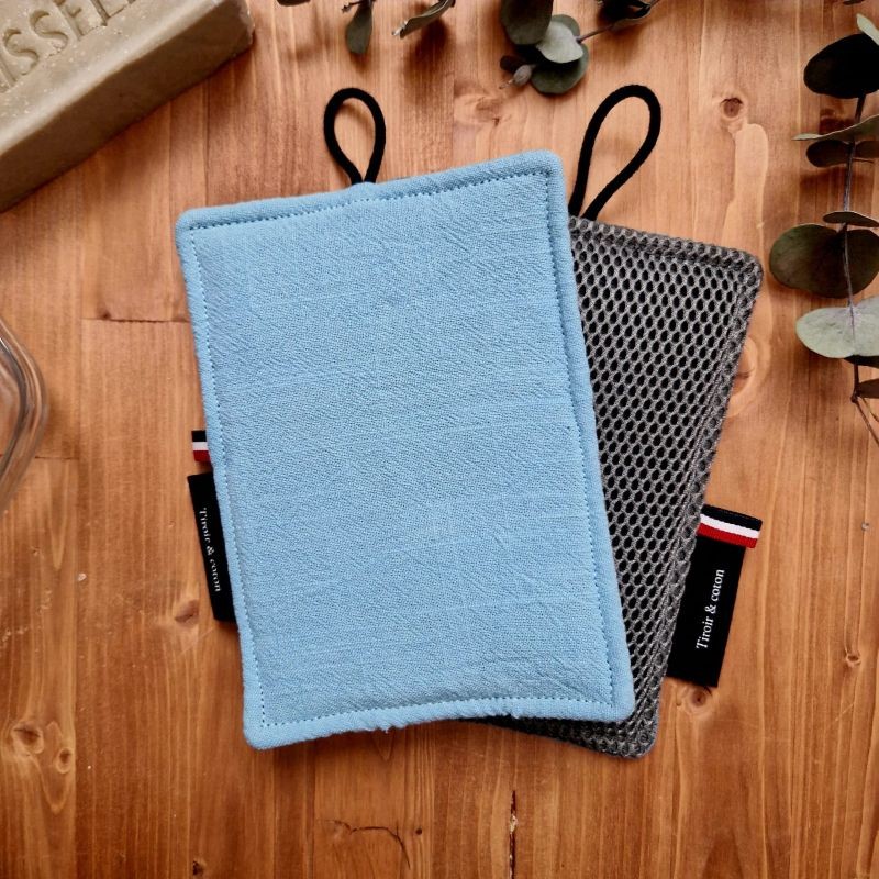 Eponge lavable made in France qui gratte mais ne raye pas bleu