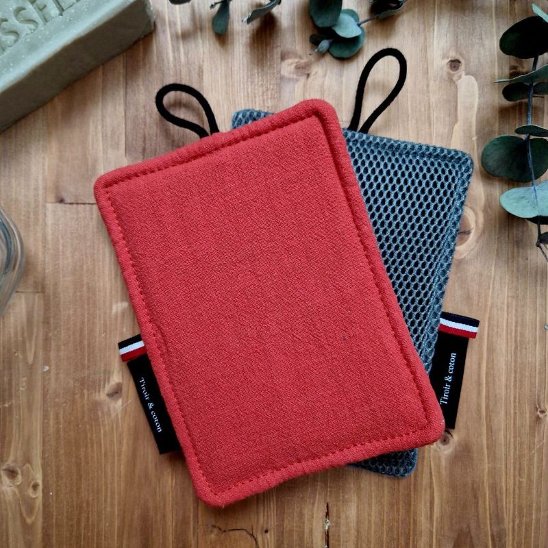 Eponge lavable made in France qui gratte mais ne raye pas brique