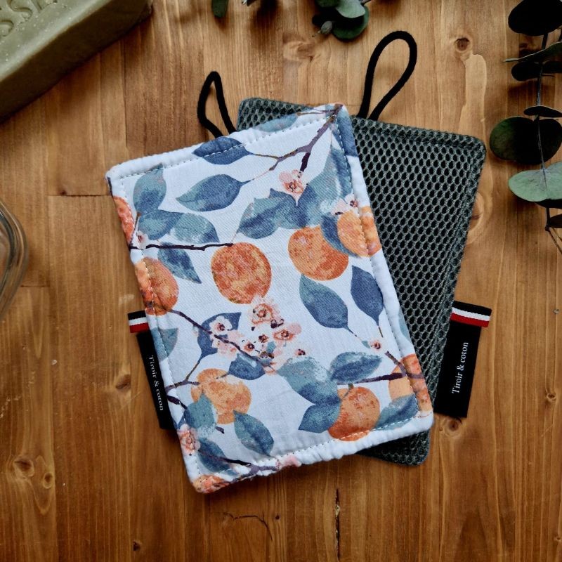 Eponge lavable made in France qui gratte mais ne raye pas abricots