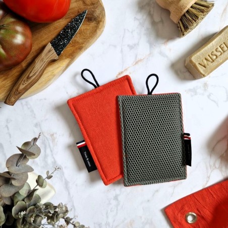 Une éponge pour laver sans rayer vaisselle, casseroles et plan de travail dans un joli ton brique