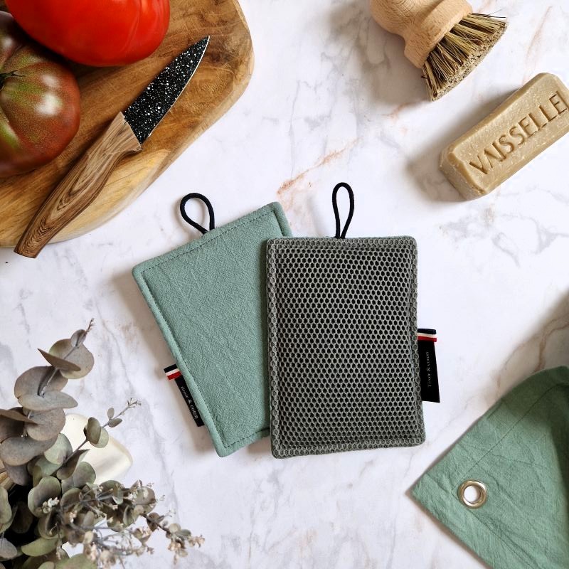 Une éponge pour laver sans rayer vaisselle, casseroles et plan de travail dans un joli ton sauge