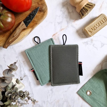 Une éponge pour laver sans rayer vaisselle, casseroles et plan de travail dans un joli ton sauge