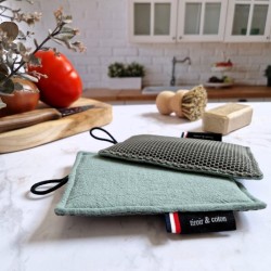 Une éponge pour laver sans rayer vaisselle, casseroles et plan de travail dans un joli ton sauge
