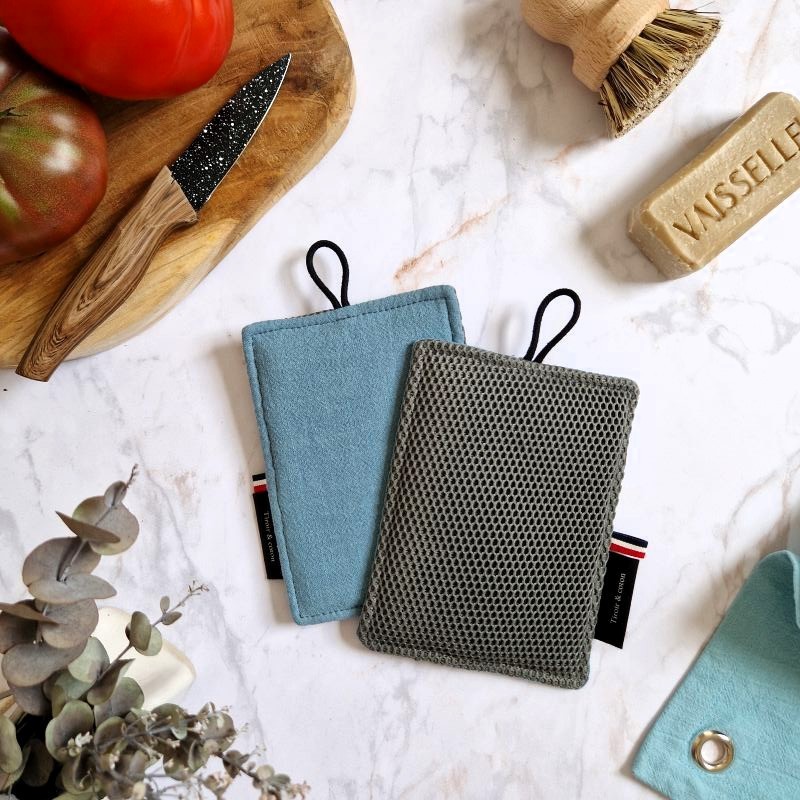 Une éponge pour laver sans rayer vaisselle, casseroles et plan de travail dans un joli ton bleu gris