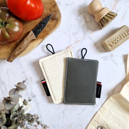 Une éponge pour laver sans rayer vaisselle, casseroles et plan de travail dans un joli ton beige
