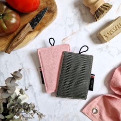 Une éponge pour laver sans rayer vaisselle, casseroles et plan de travail dans un joli ton rose