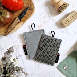 Une éponge pour laver sans rayer vaisselle, casseroles et plan de travail dans un joli ton vert de gris