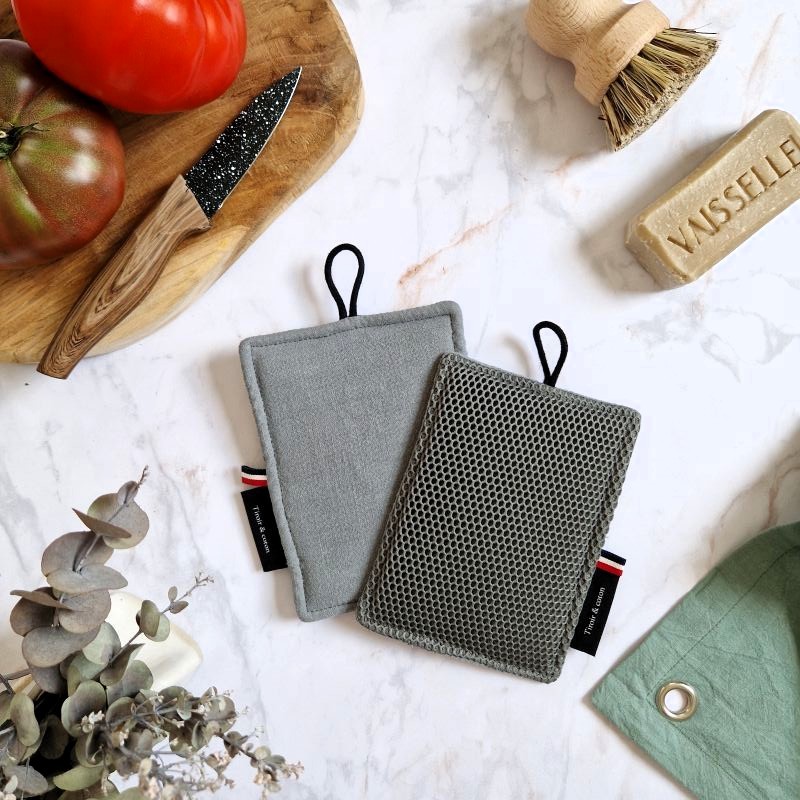 Une éponge pour laver sans rayer vaisselle, casseroles et plan de travail dans un joli ton vert de gris