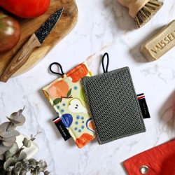 Une éponge pour laver sans rayer vaisselle, casseroles et plan de travail dans un joli motifs de fruits