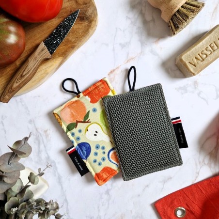 Une éponge pour laver sans rayer vaisselle, casseroles et plan de travail dans un joli motifs de fruits