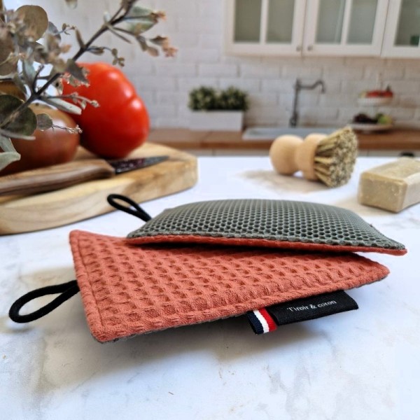 Une éponge pour laver sans rayer vaisselle, casseroles et plan de travail dans un joli tissu en nid d'abeille ton brique