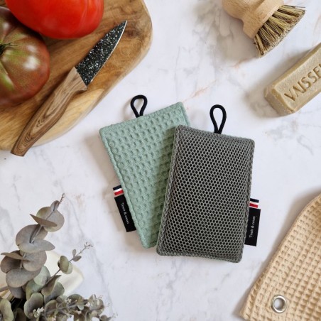 Une éponge pour laver sans rayer vaisselle, casseroles et plan de travail dans un joli tissu en nid d'abeille ton sauge