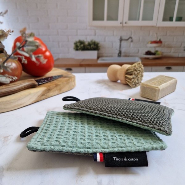Une éponge pour laver sans rayer vaisselle, casseroles et plan de travail dans un joli tissu en nid d'abeille ton sauge