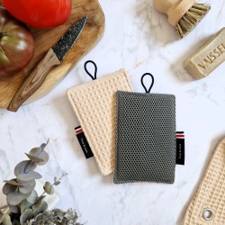 Une éponge pour laver sans rayer vaisselle, casseroles et plan de travail dans un joli tissu en nid d'abeille ton beige