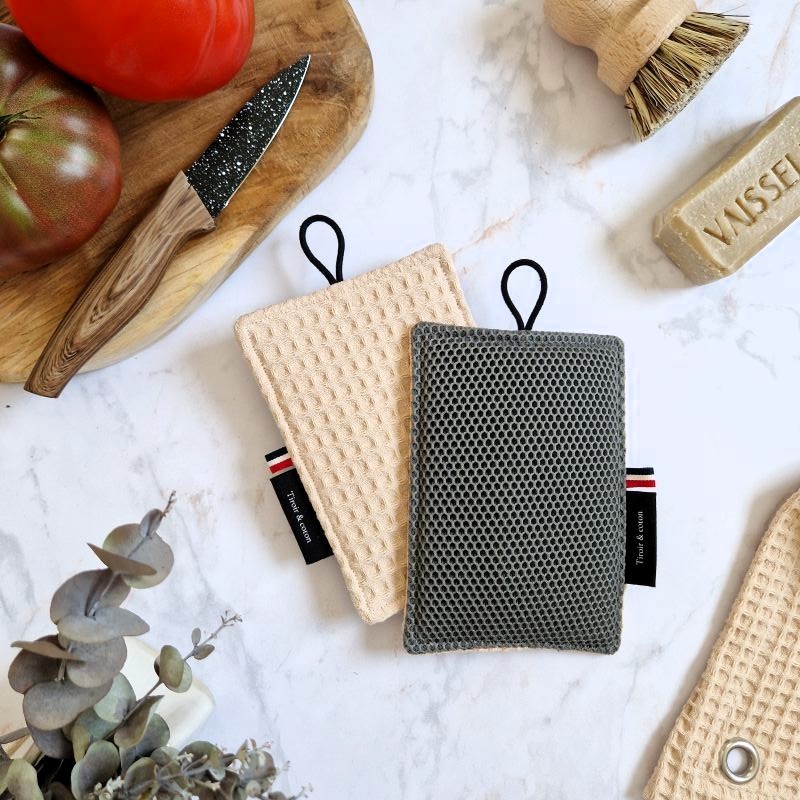 Une éponge pour laver sans rayer vaisselle, casseroles et plan de travail dans un joli tissu en nid d'abeille ton beige