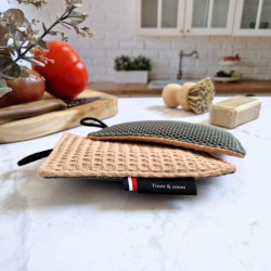 Une éponge pour laver sans rayer vaisselle, casseroles et plan de travail dans un joli tissu en nid d'abeille ton camel