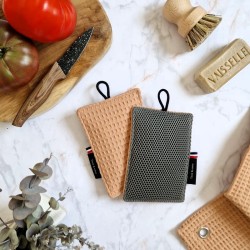Une éponge pour laver sans rayer vaisselle, casseroles et plan de travail dans un joli tissu en nid d'abeille ton camel