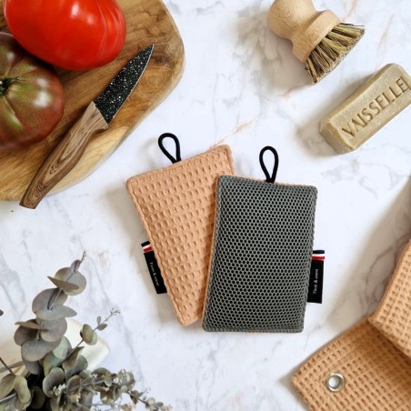 Une éponge pour laver sans rayer vaisselle, casseroles et plan de travail dans un joli tissu en nid d'abeille ton camel