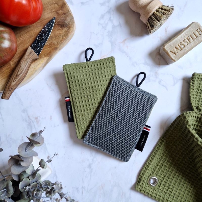 Une éponge pour laver sans rayer vaisselle, casseroles et plan de travail dans un joli tissu en nid d'abeille ton vert olive