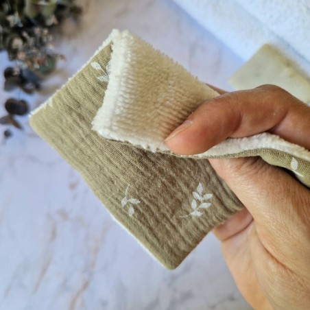 Deux faces de la lingette Oléa Olive : coton et éponge de bambou
