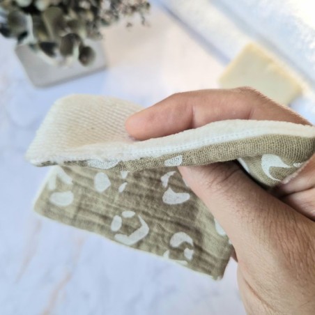 Deux faces de la lingette Féline Olive : coton et éponge de bambou