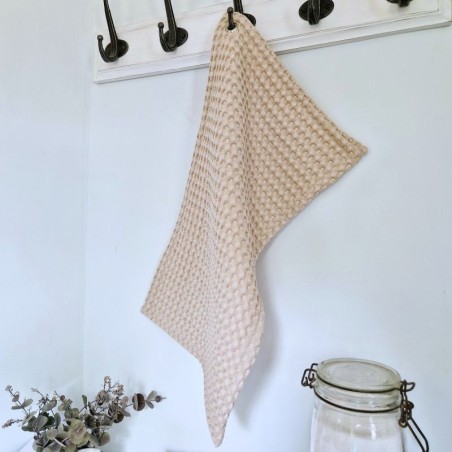 Essuie-mains Sable 30 × 50 cm suspendu grâce à son œillet, idéal près du lavabo