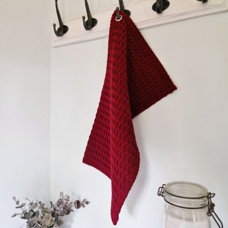 Essuie-mains Bordeaux 30 × 50 cm suspendu grâce à son œillet, idéal près du lavabo