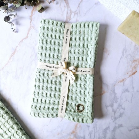 Essuie-mains Menthe en coton nid d’abeille, confectionné en France et présenté avec son joli ruban Tiroir & Coton