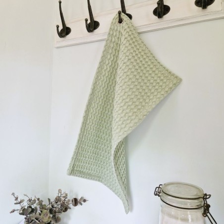 Essuie-mains Menthe 30 × 50 cm suspendu grâce à son œillet, idéal près du lavabo