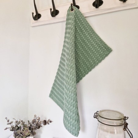 Essuie-mains Emeraude 30 × 50 cm suspendu grâce à son œillet, idéal près du lavabo