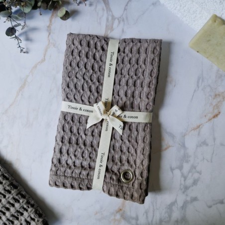 Essuie-mains Ardoise en coton nid d’abeille, confectionné en France et présenté avec son joli ruban Tiroir & Coton