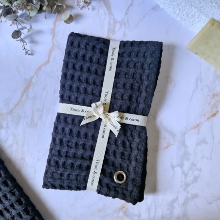 Essuie-mains Charbon en coton nid d’abeille, confectionné en France et présenté avec son joli ruban Tiroir & Coton