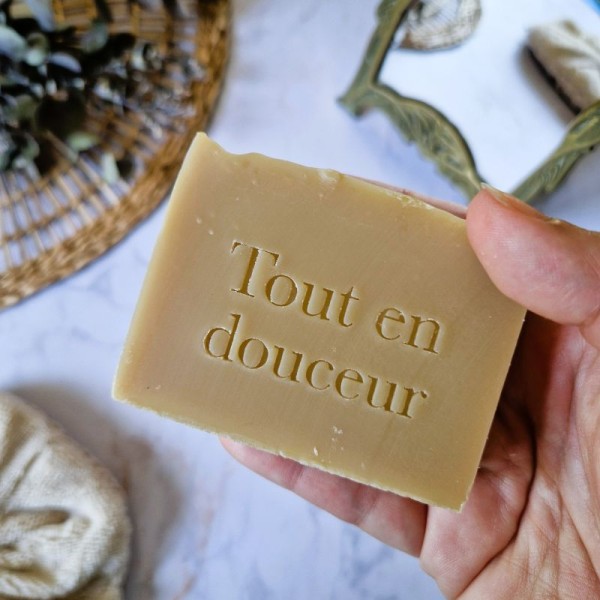 Savon au beurre de karité et parfum de monoï saponifié à froid