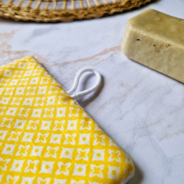 Éponge lavable Mimosa – Face en coton à motif jaune et face en Tencel douce et absorbante