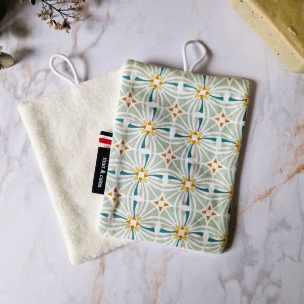 Éponge lavable Azélie – Face en coton à motif vert et face en Tencel douce et absorbante