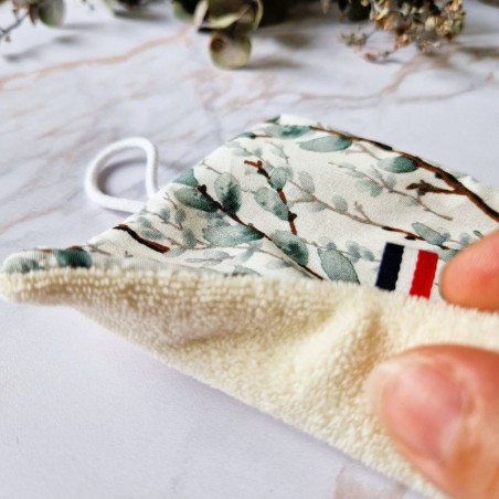 Éponge douce Eucalyptus – Détail de la face décorative et de l’éponge 100 % coton